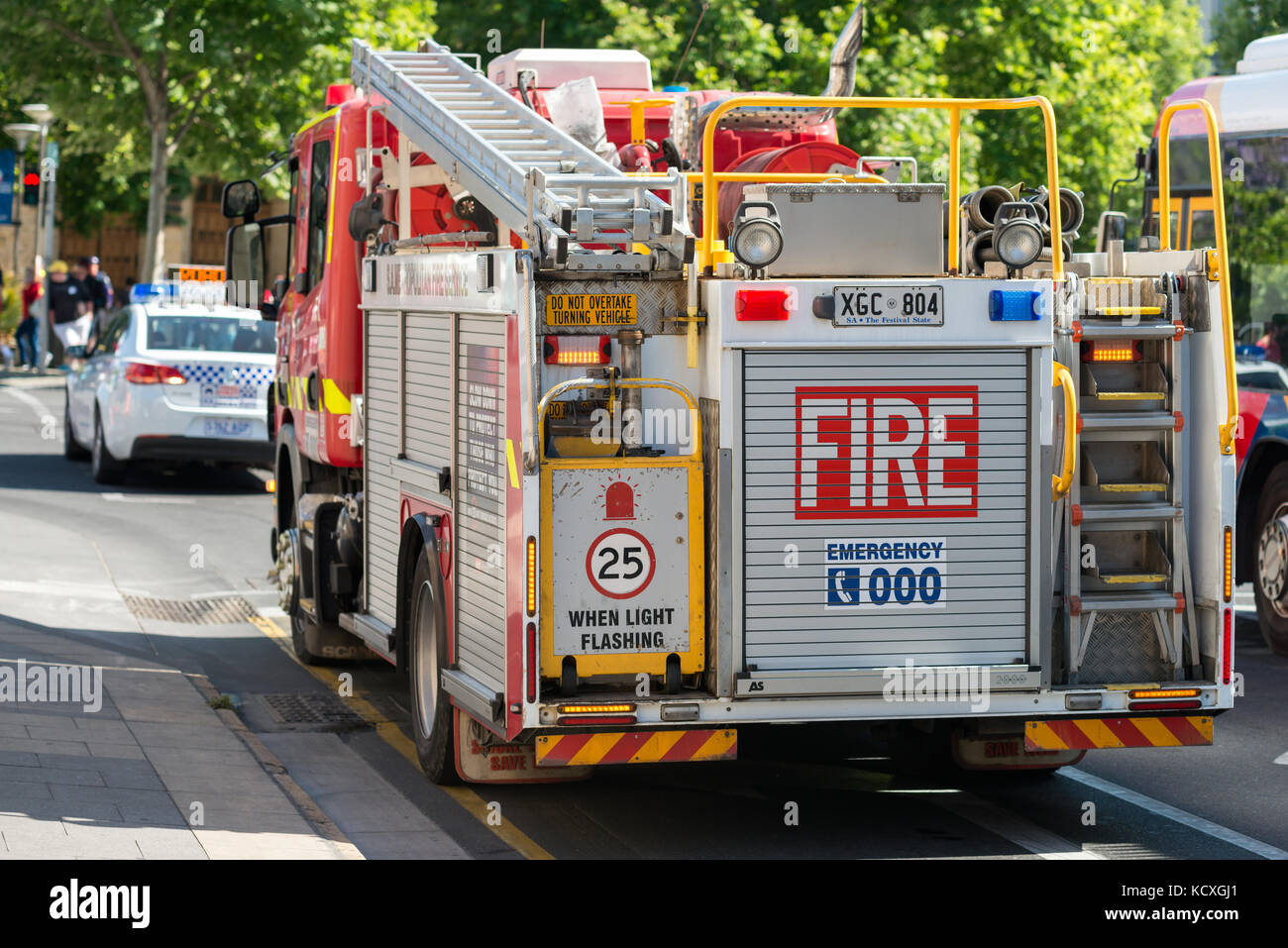 Adelaide, Australien - 14 November, 2015: Metropolitan Not fire truck und Polizei Auto in Adelaide CBD bei der öffentlichen Veranstaltung Stockfoto