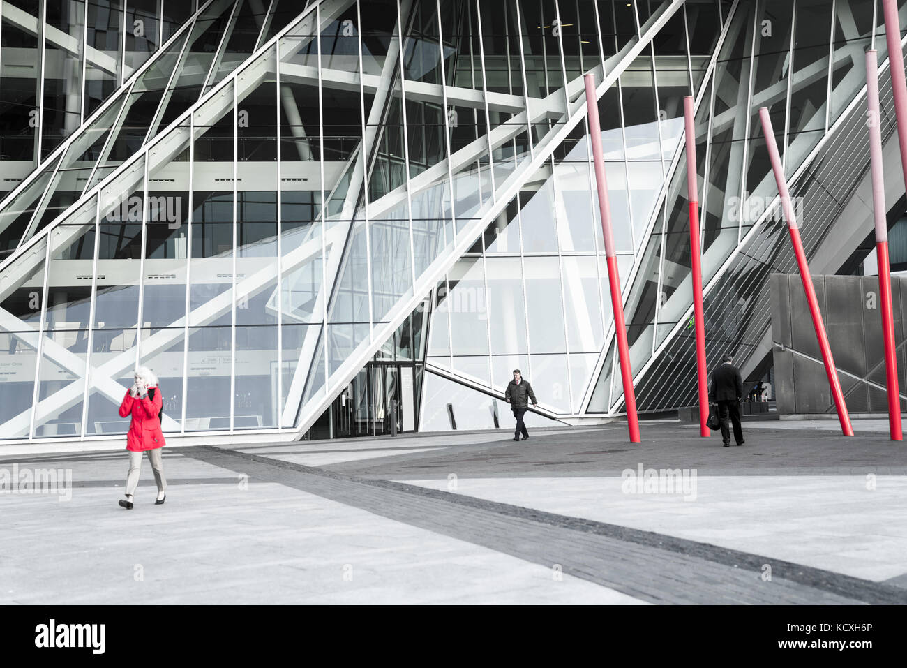 Dublin, Irland - 9 August, 2017; Arbeitnehmer passieren auf dem Weg architektonischen Winkel und Muster der Grand Canal Square zu arbeiten, einen modernen öffentlichen Raum su Stockfoto