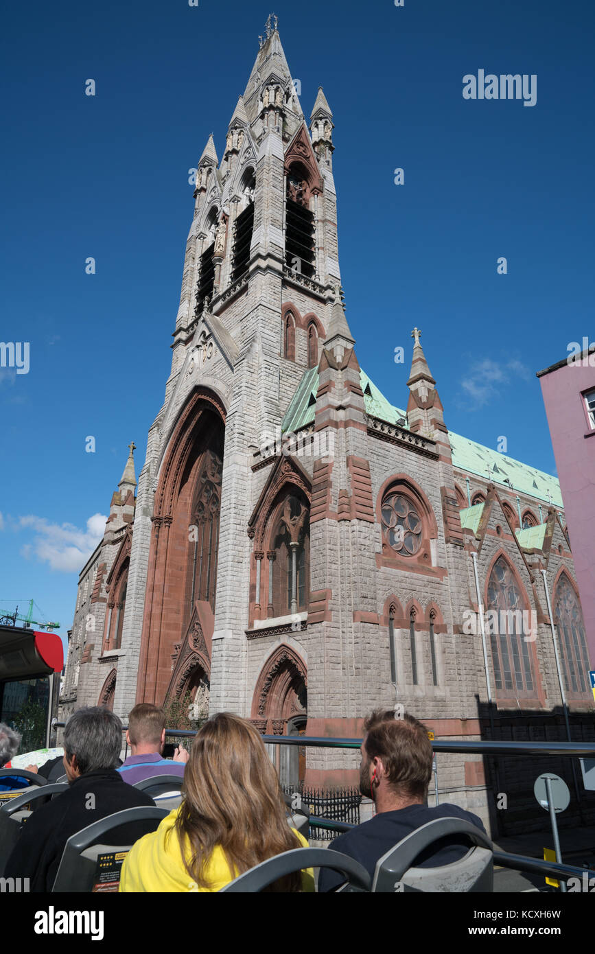 Dublin, Irland - 9 August, 2017; Touristen auf der Oberseite des Hop-on-Hop-off-Bus, City Tour Pass eine Kirche während den Touren durch die Stadt. Stockfoto