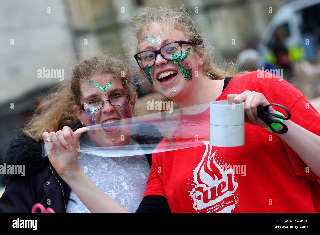Die großen sleepout in Chichester Cathedral, West Sussex, UK. Eine jährliche Veranstaltung Geld für Obdachlose Liebe stonepillow zu erhöhen. Stockfoto