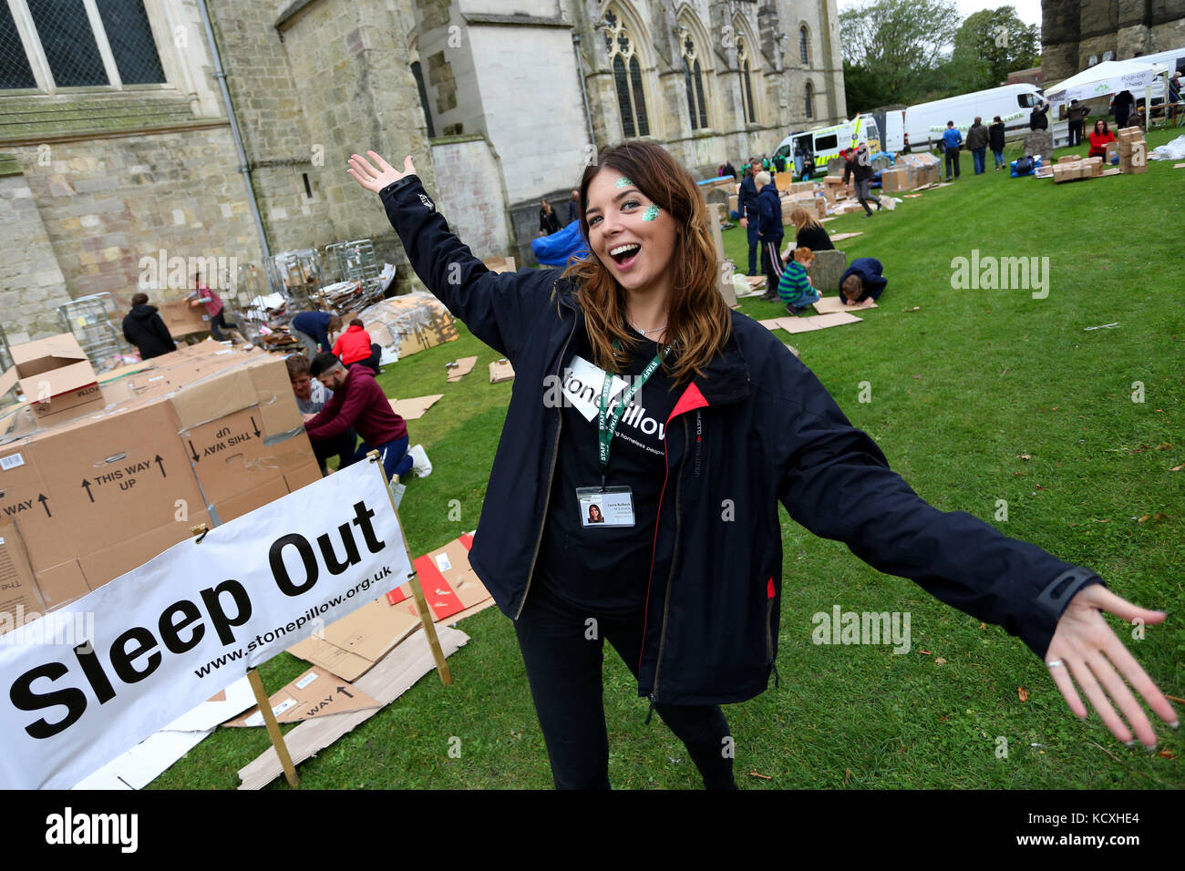 Die großen sleepout in Chichester Cathedral, West Sussex, UK. Eine jährliche Veranstaltung Geld für Obdachlose Liebe stonepillow zu erhöhen. Stockfoto