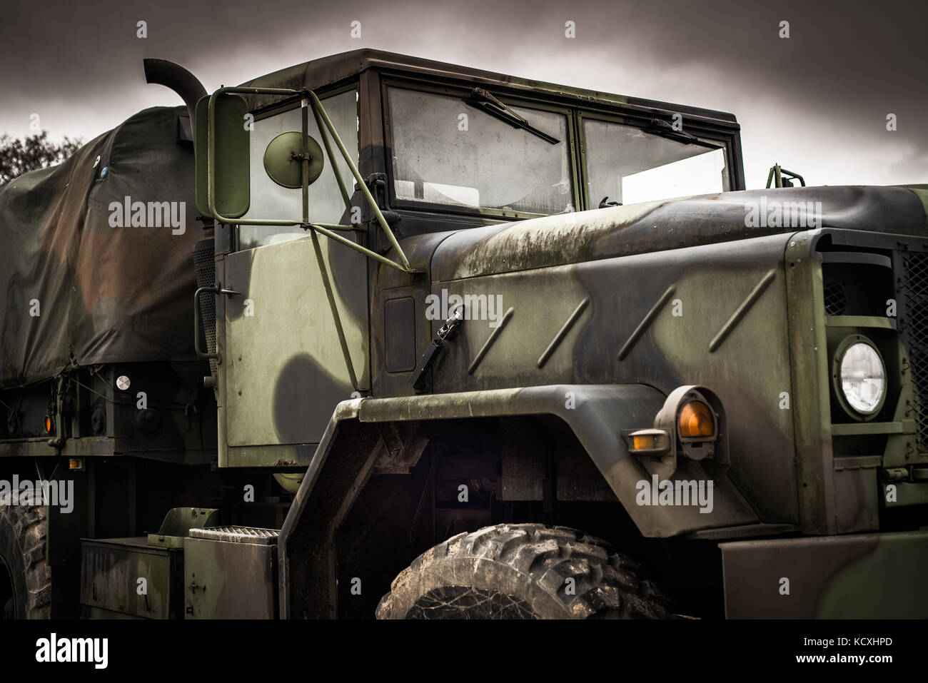 Alte Armee Truppen Transport-LKW im Schlamm Stockfoto