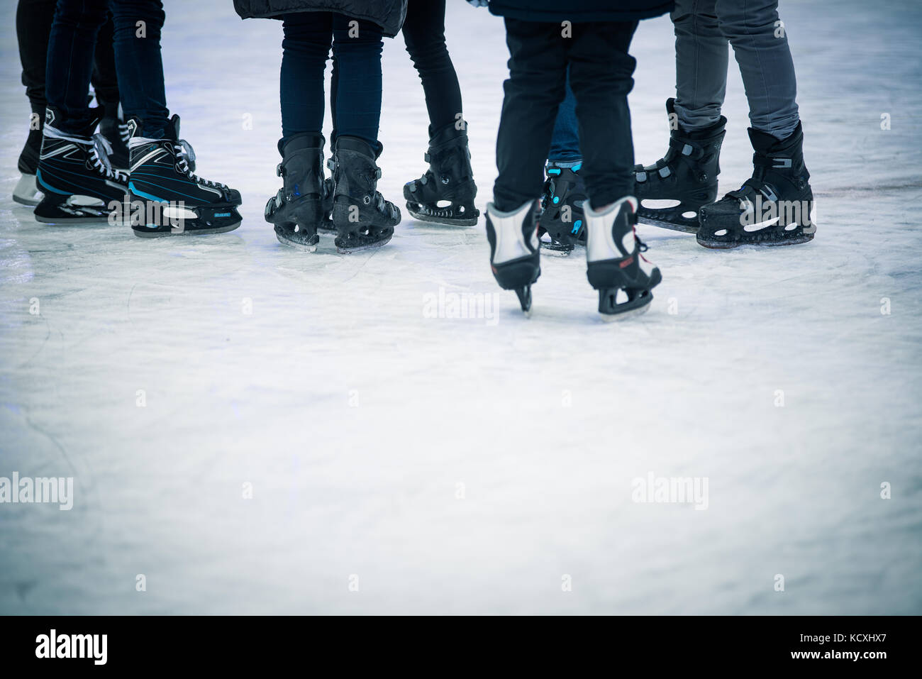 Sieben junge Leute stehen auf Eis Stockfoto