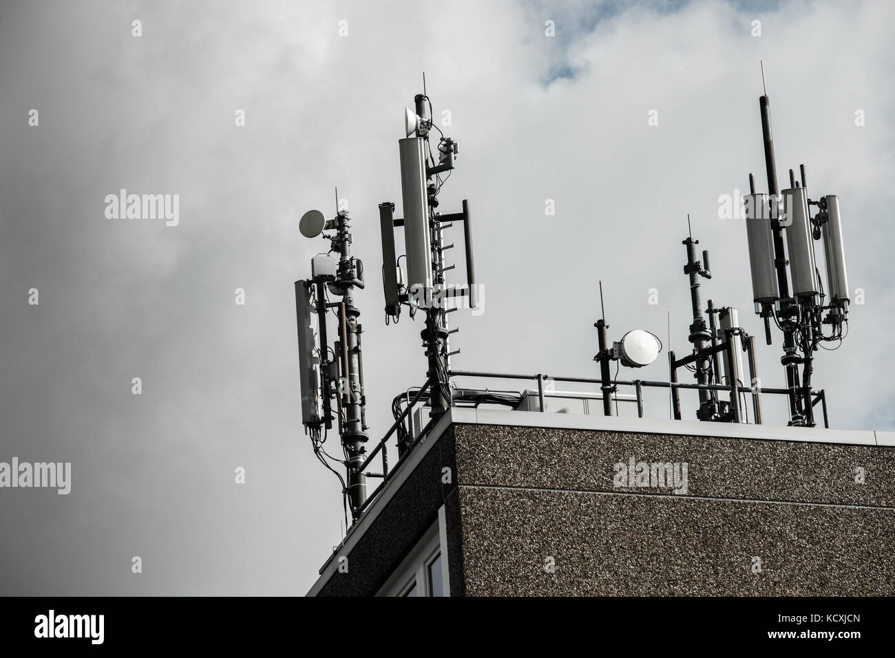 3g 4g Handy Antenne auf einem Gebäude Stockfoto
