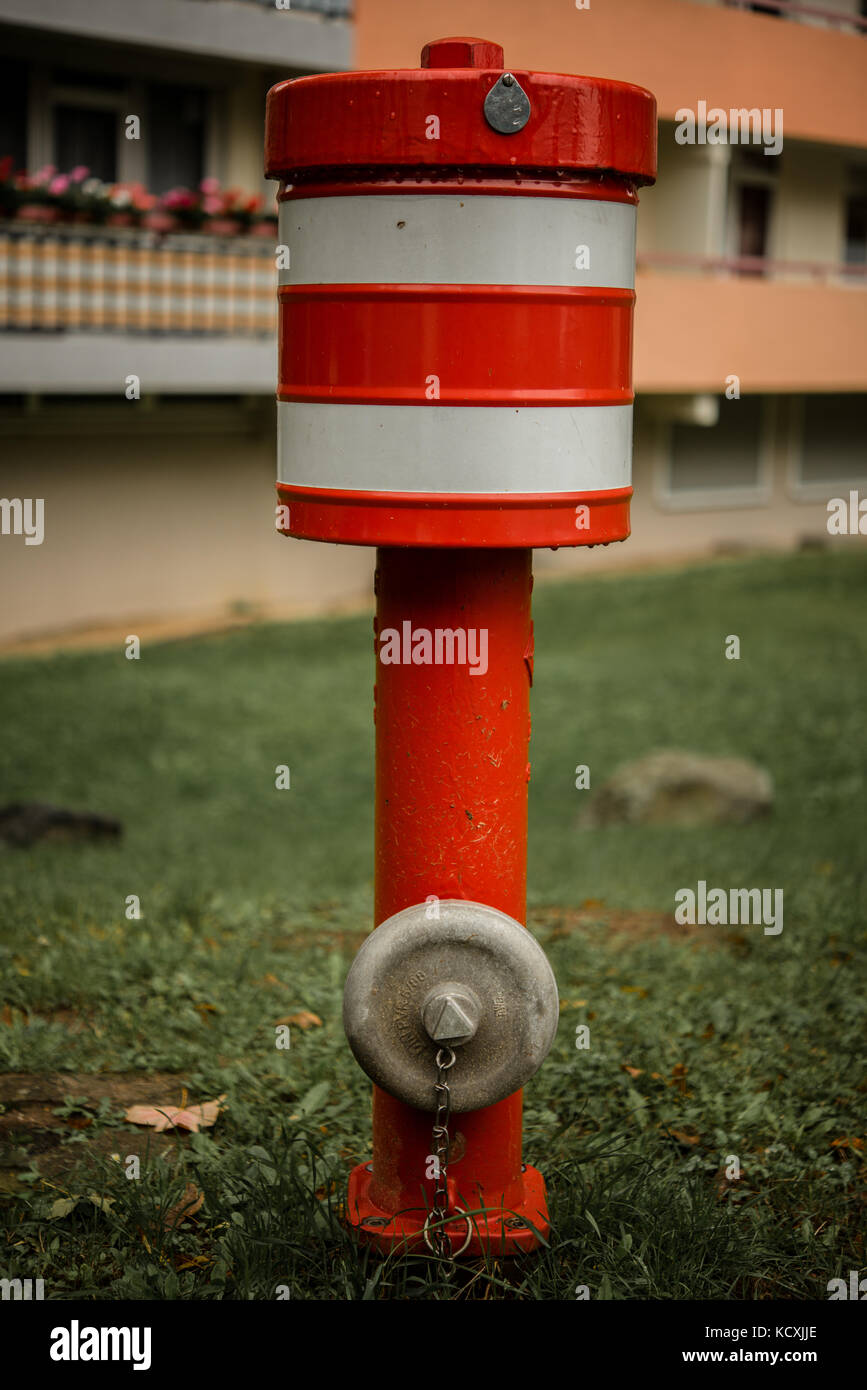 Rote und weiße Streifen Hydranten Wasser Stockfotografie - Alamy