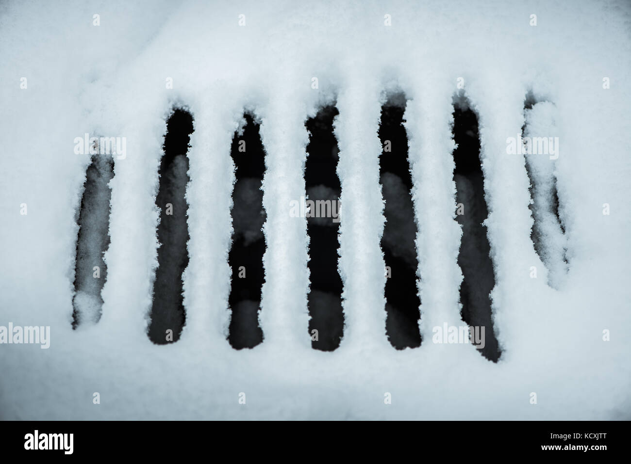 Gully im Winter mit Schnee bedeckt Stockfoto