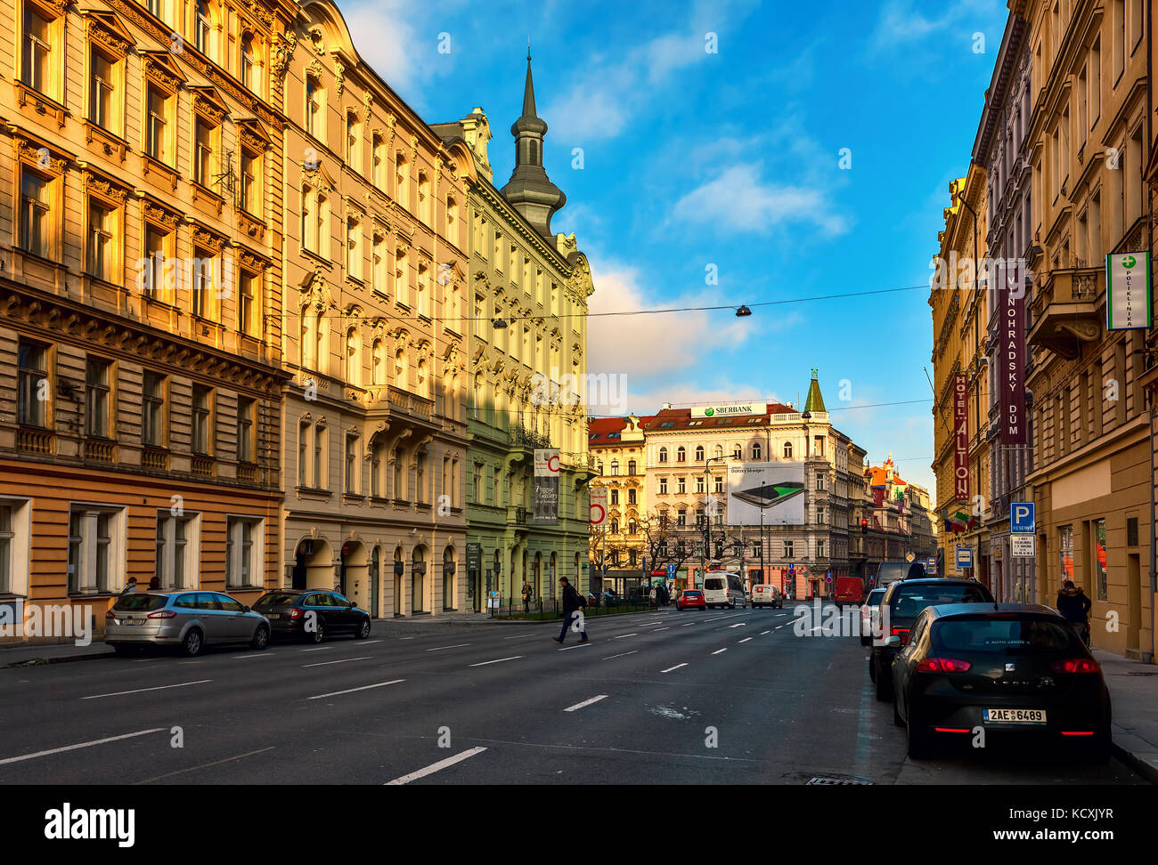 Prag, Tschechische Republik - 10 Dezember, 2015: Blick auf typische Straße und städtischen Straße zwischen bunten Gebäude von Prag. Stockfoto