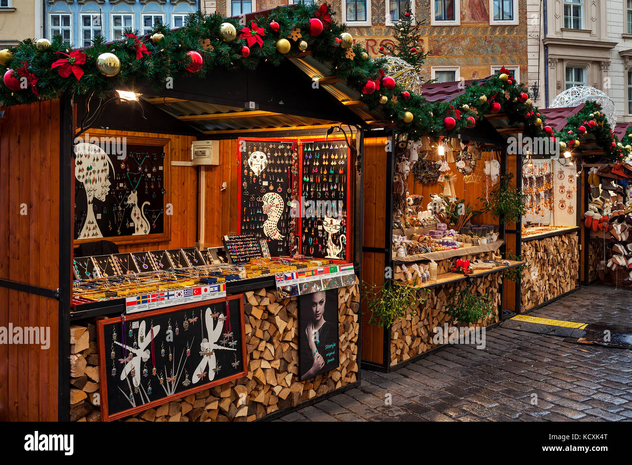 Prag, Tschechische Republik - 11. Dezember 2016: Holz- Kiosk mit Souvenirs während Weihnachtsmarkt jedes Jahr findet in Prag. Stockfoto