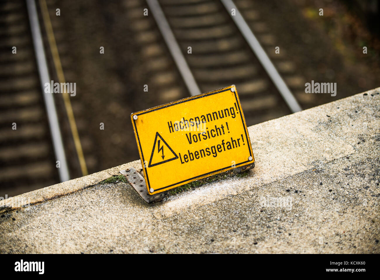 Deutsche Hochspannung Hinweisschild Eisenbahnschienen Stockfoto