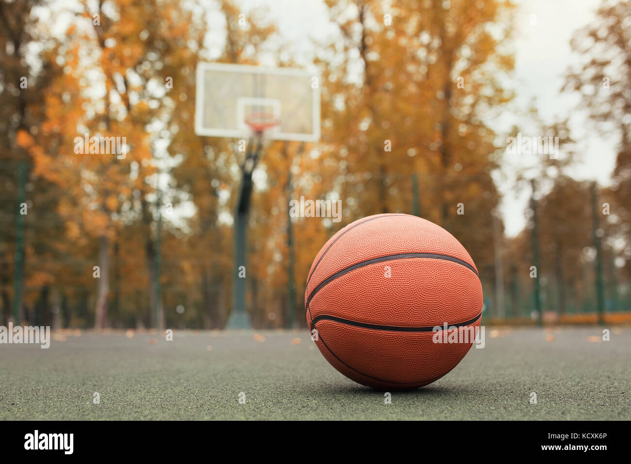 Basketball Ball auf dem freien Cour Stockfoto