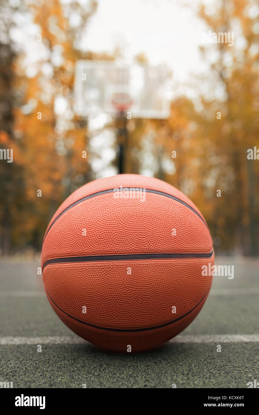 Basketball Ball auf dem freien Cour Stockfoto