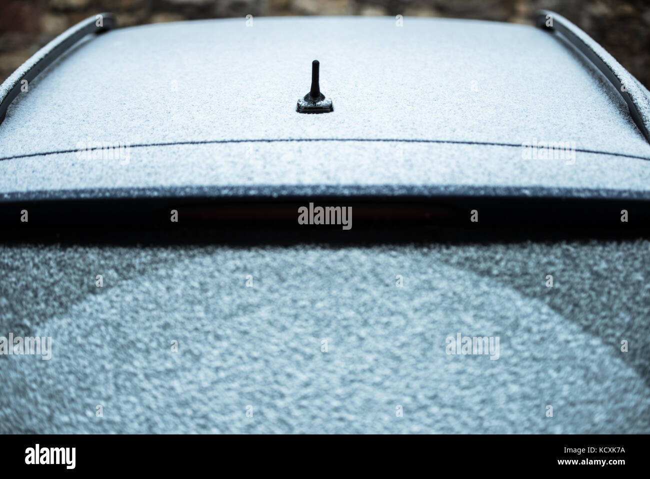 Auto hinten und Antenne Fenster bedeckt mit Eis und Schnee Stockfoto