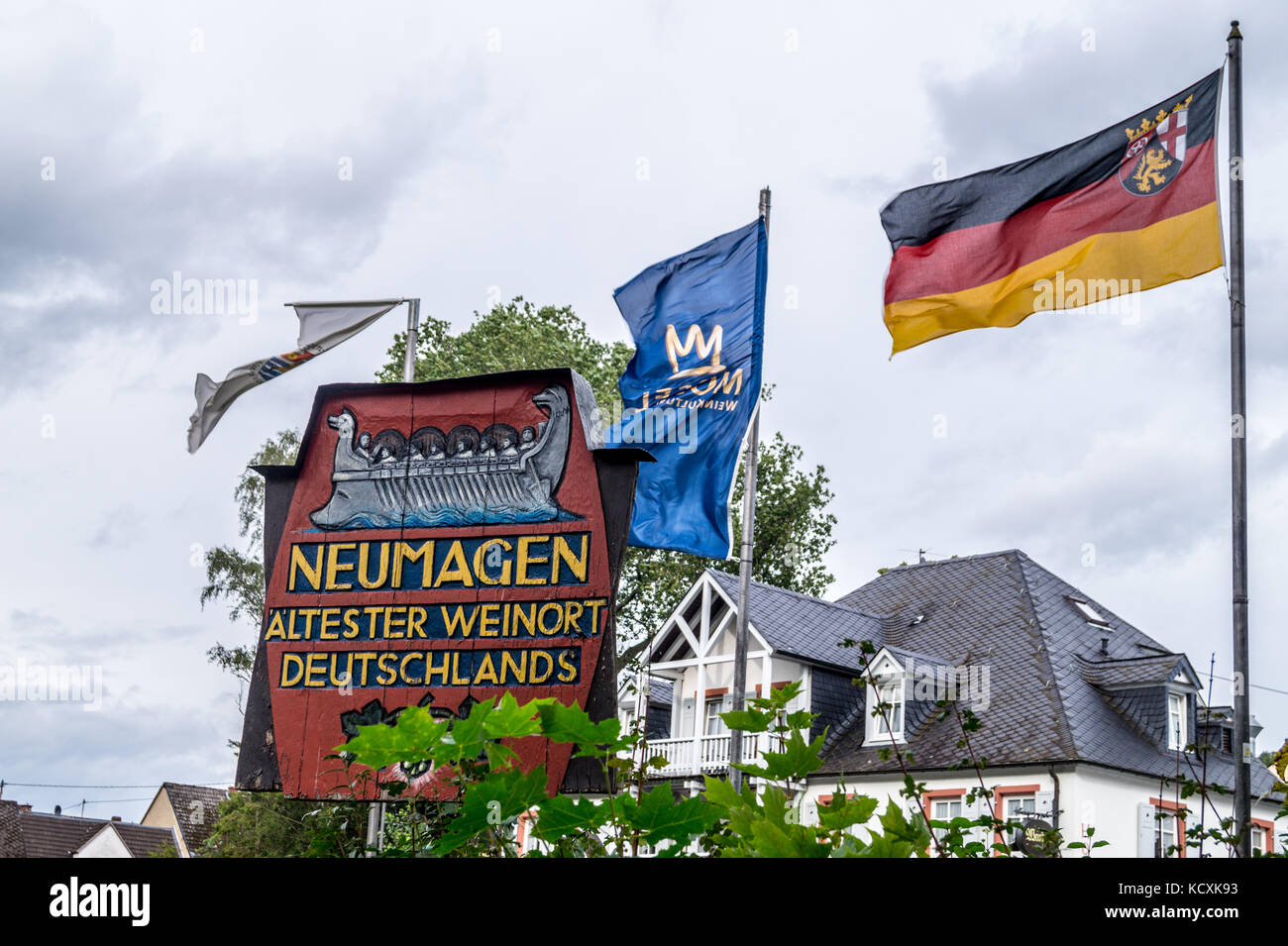 Schild und Stadt Fahnen, Neumagen - Dhron, Mosel, Rheinland-Pfalz, Deutschland Stockfoto