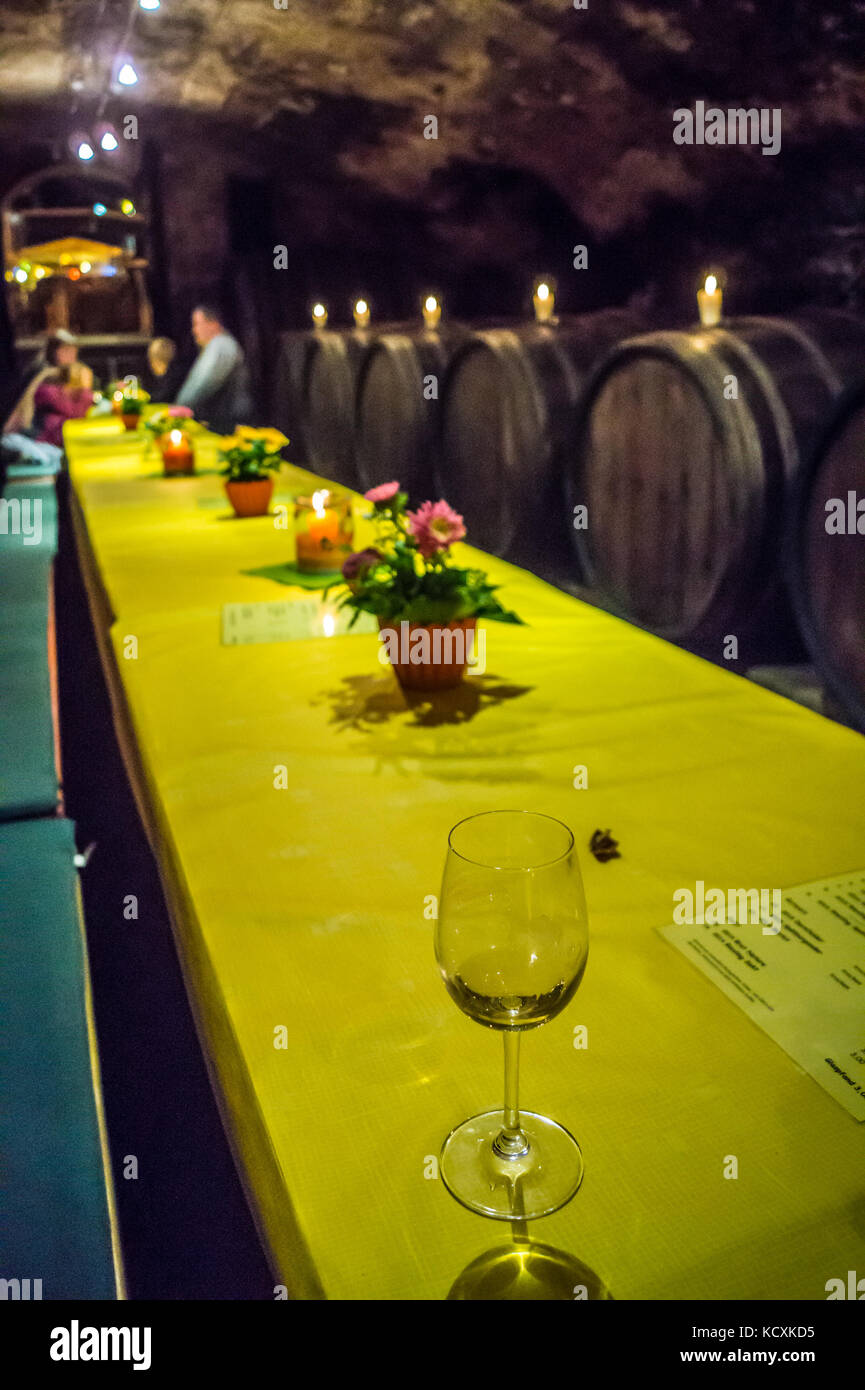 Ein Glas Riesling Weißwein in der Kirche Weinkeller, Wolf Straße Wine Festival, Wolf Weindorf, Weindorf, Mosel, Rheinland-Pfalz, Deutschland Stockfoto
