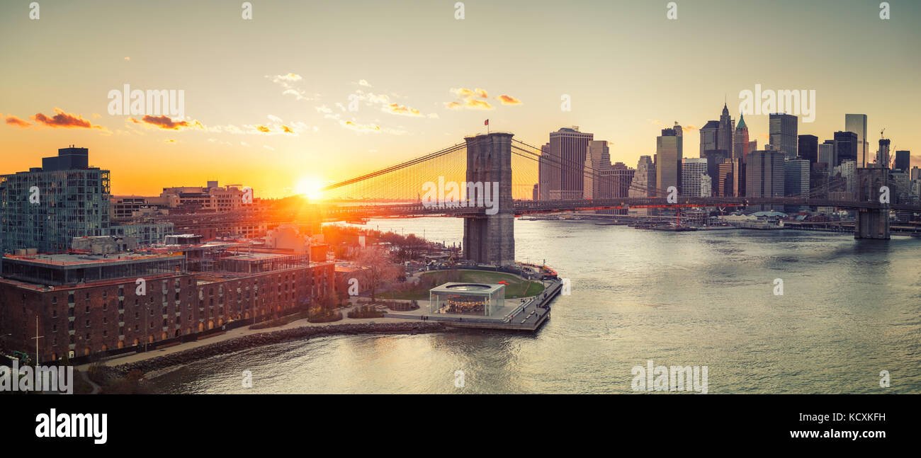 Brooklyn Bridge und Manhattan bei Sonnenuntergang Stockfoto