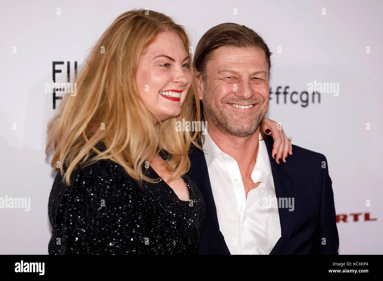 Sean Bean und seine Frau Ashley Moore nehmen an der Film Festival Köln Awards 2017 während der 27. Film Festival Köln Börsensaal der IHK am 6. Oktober in Köln, Deutschland 2017. Stockfoto