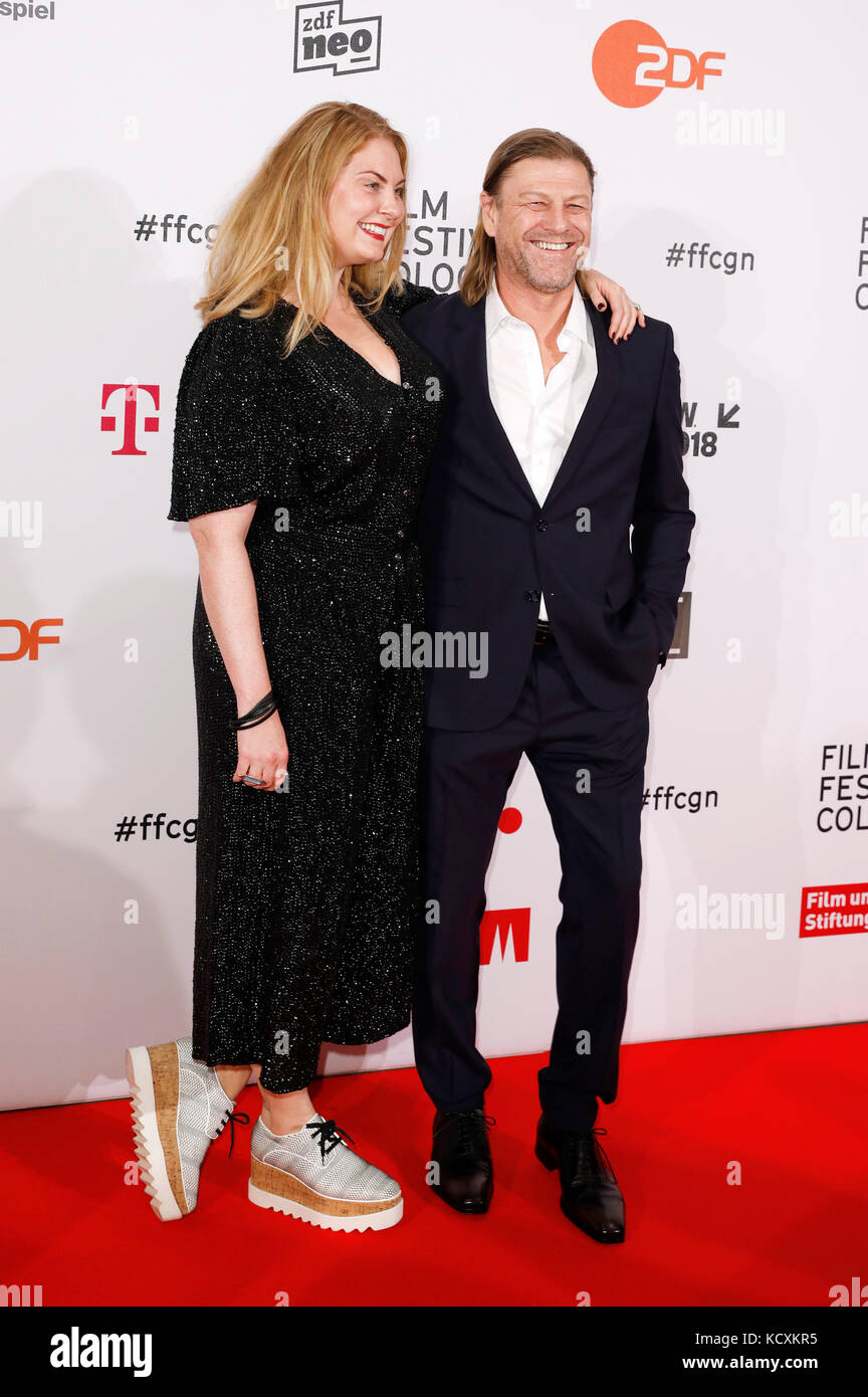 Sean Bean und seine Frau Ashley Moore nehmen an der Film Festival Köln Awards 2017 während der 27. Film Festival Köln Börsensaal der IHK am 6. Oktober in Köln, Deutschland 2017. Stockfoto