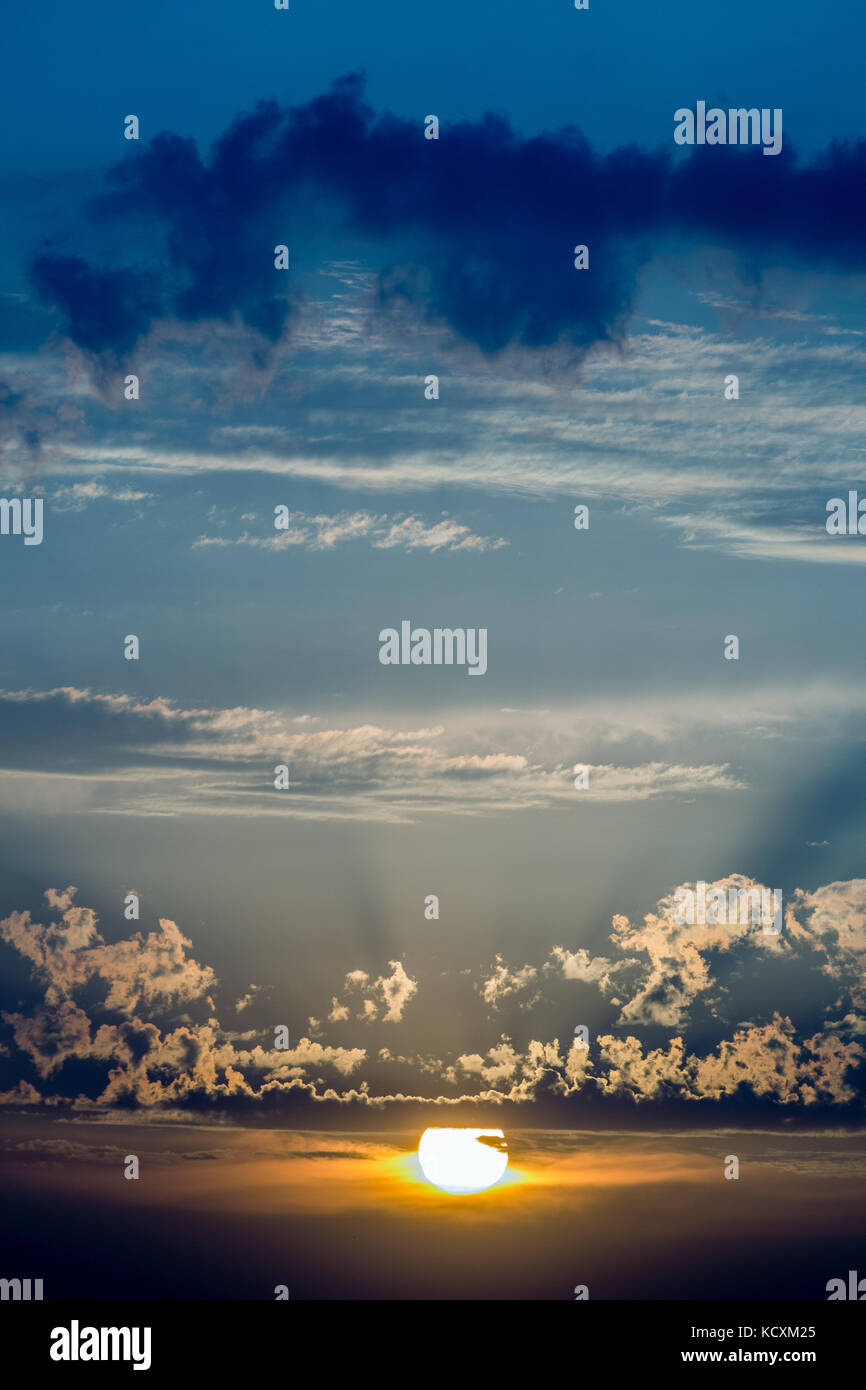 Dramatische cloudscape, Sonne durch die Wolken Stockfoto