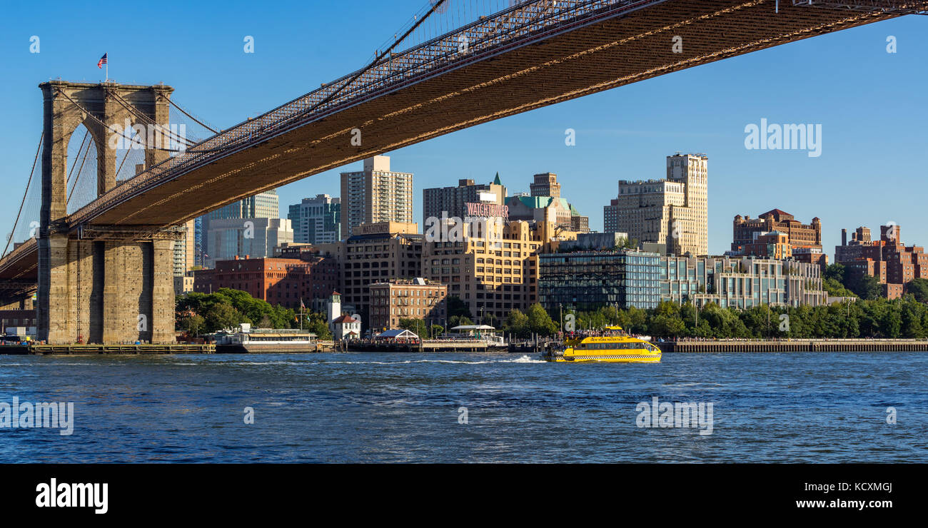 Panoramablick von Brooklyn Riverfront mit der Brooklyn Bridge und Brooklyn Bridge Park. Brooklyn, New York City Stockfoto