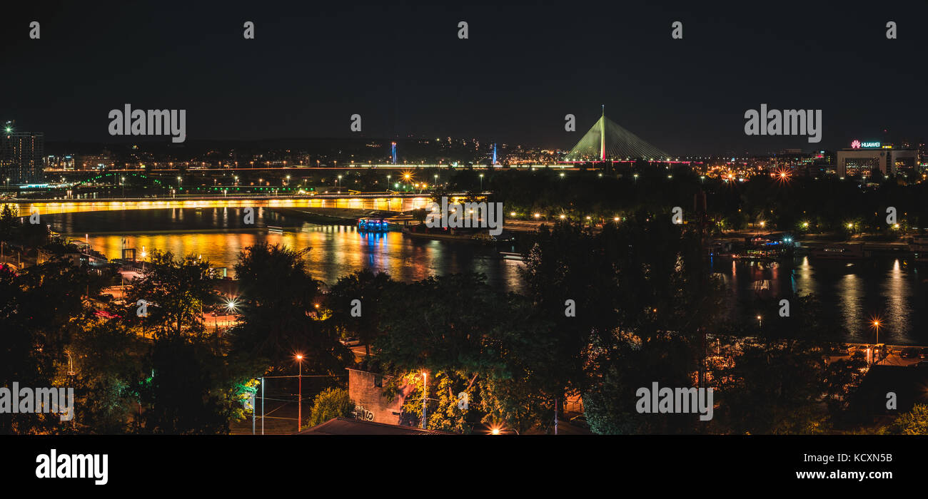 Belgrad, Serbien. Nacht Blick auf die Brücken über den Fluss Sava. Stockfoto