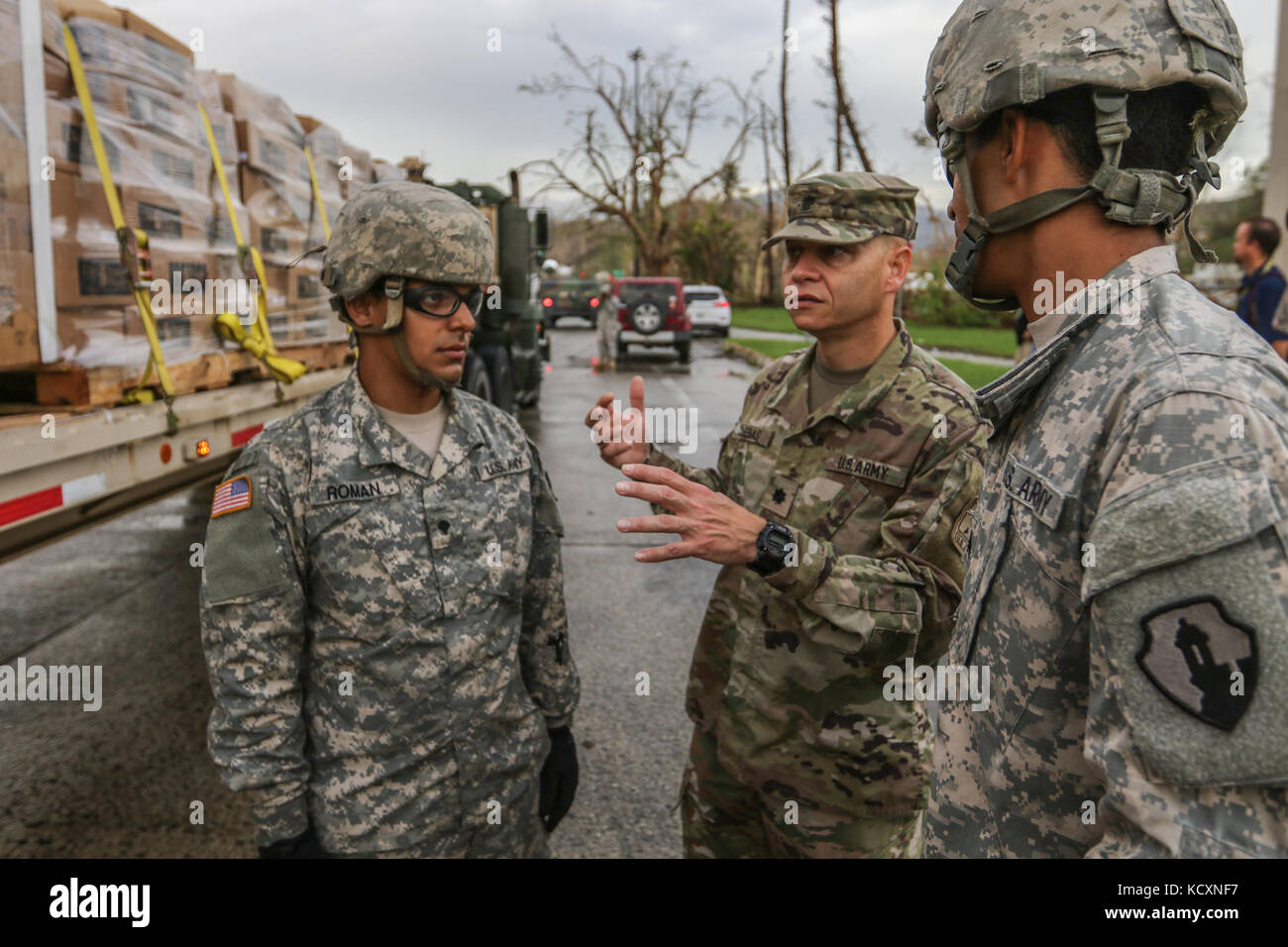 U.S. Army Reserve Oberstleutnant Carlos Cuebas, Armee, Marketing und Forschung Gruppe, der die Beziehungen zu den Medien Anleitung zur Armee finden Soldaten von der 1. Mission unterstützt den Befehl durch eine lokale Zeitung in Puerto Rico interviewt werden, während der einen Mission als Teil der Hurrikan Maria Hilfsmaßnahmen am Okt. 6, 2017. Als Public Affairs Professional, Cuebas Koordinaten mit Medien das Bewusstsein und die Wahrnehmung der U.S. Army Reserve Soldaten zu verbessern. America's Army finden können logistische, medizinische und technische Unterstützung innerhalb von Stunden nach einer Katastrophe. (U.S. Armee Foto: Staff Sgt. Feli Stockfoto