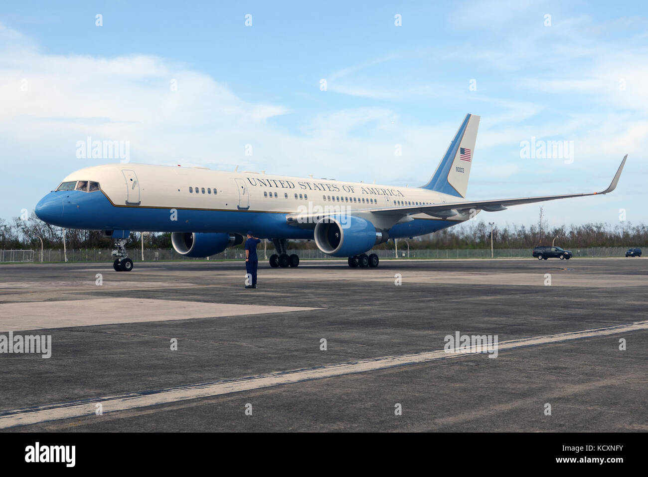 Ein service Mitglied begrüsst als U.S. Vice President Mike Pence kommt in San Juan, Puerto Rico, Oktober 6, 2017, mit Behörden Puerto Ricos zu treffen, Verteidigungsministerium Führer und Federal Emergency Management Agency Mitarbeiter wie sie zusammen arbeiten, Katastrophenhilfe nach dem Hurrikan Maria zur Verfügung zu stellen. (U.S. Armee Foto: Staff Sgt. Elvis Umanzor) Stockfoto