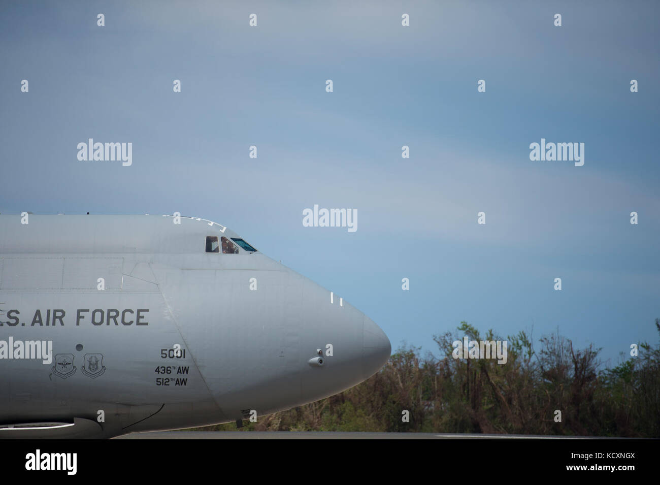 Ein C-5 M Super Galaxy in die 436Th Airlift Wing, Dover Air Force Base, Texas zugeordnet, Taxis an Luis Muñoz Marín International Airport, Puerto Rico, Oktober 6, 2017. Die C-5 M transportiert Türme von AT&T, Telekommunikation mit der Berichterstattung über die Bereiche, in Puerto Rico zu stellen die meisten vom Hurrikan Maria betroffen. Die Initiative ist eine von Präsident Donald Trump Prioritäten für den Wiederaufbau in Puerto Rico. (U.S. Air Force Foto von Tech. Sgt. Larry E. Reid jr., freigegeben) Stockfoto