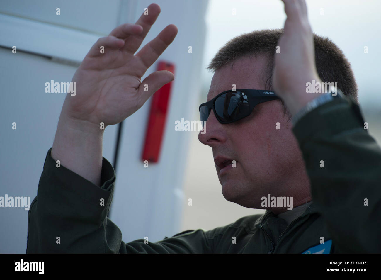 Master Sgt. Steve Brauer, ein lademeister auf den 9 Airlift Squadron, Dover Air Force Base, Texas zugewiesen, führt ein AT&T Telekommunikation Turm aus einem C-5 M Super Galaxie an Luis Muñoz Marín International Airport, Puerto Rico, Oktober 6, 2017. Die C-5 M transportiert Türme von AT&T, Telekommunikation mit der Berichterstattung über die Bereiche, in Puerto Rico zu stellen die meisten vom Hurrikan Maria betroffen. Die Initiative ist eine von Präsident Donald Trump Prioritäten für den Wiederaufbau in Puerto Rico. (U.S. Air Force Foto von Tech. Sgt. Larry E. Reid jr., freigegeben) Stockfoto