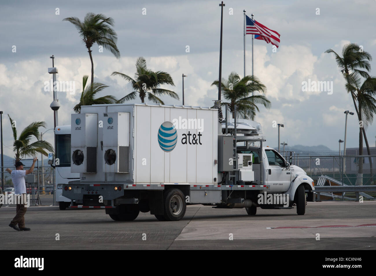 Eine mobile AT&T Telecommunication Tower Parks nach dem Entladen aus einem C-5 M Super Galaxie an Luis Muñoz Marín International Airport, Puerto Rico, Oktober 6, 2017. Die C-5 M transportiert Türme von AT&T, Telekommunikation mit der Berichterstattung über die Bereiche, in Puerto Rico zu stellen die meisten vom Hurrikan Maria betroffen. Die Initiative ist eine von Präsident Donald Trump Prioritäten für den Wiederaufbau in Puerto Rico. (U.S. Air Force Foto von Tech. Sgt. Larry E. Reid jr., freigegeben) Stockfoto