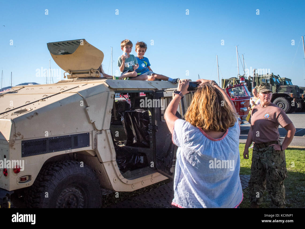 SAN FRANCISCO (Okt. 2010) 6, 2017) Gäste posieren für Fotos mit einem Humvee auf Anzeige an das humanitäre Dorf auf Marina Grün während Flotte Woche San Francisco 2017. Flotte Woche stellt eine Gelegenheit für die amerikanische Öffentlichkeit ihre Marine, Marine Corps zu erfüllen, und Küstenwache team und America's Sea Service zu erleben. Flotte Woche San Francisco Marineangehörigen, Ausrüstung, Technologie und Fähigkeiten, mit einem Schwerpunkt auf humanitäre Hilfe und Katastrophenhilfe. (U.S. Marine Foto von Mass Communication Specialist 2. Klasse Eric Chan) Stockfoto