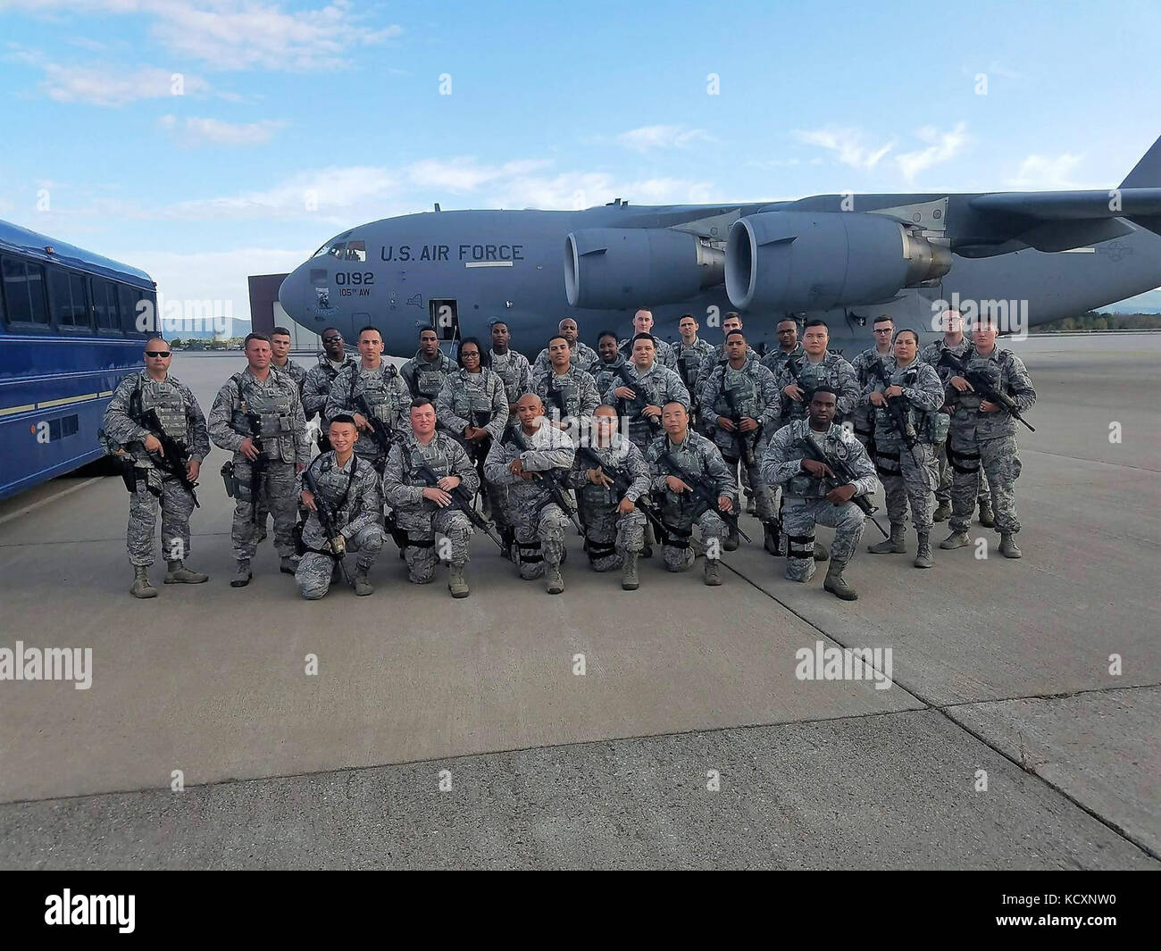 New York Air National Guard Flieger zum 105. Airlift Wing Base Defense Geschwader zugewiesen für ein Gruppenfoto, bevor Sie sich an Bord einer der Flügel C-17 s am Stewart Air National Guard Base in Newburgh, NY Am 6 Okt., 2017 Überschrift für die Insel St. Croix im U.S. Virgin Islands darstellen. Die Flieger werden Aufgaben zur Gefahrenabwehr auf der Insel als Teil der Antwort der Hurrikane Irma und Maria. (Us Air National Guard Foto mit freundlicher Genehmigung 105 Luftbrücke Flügel). Stockfoto