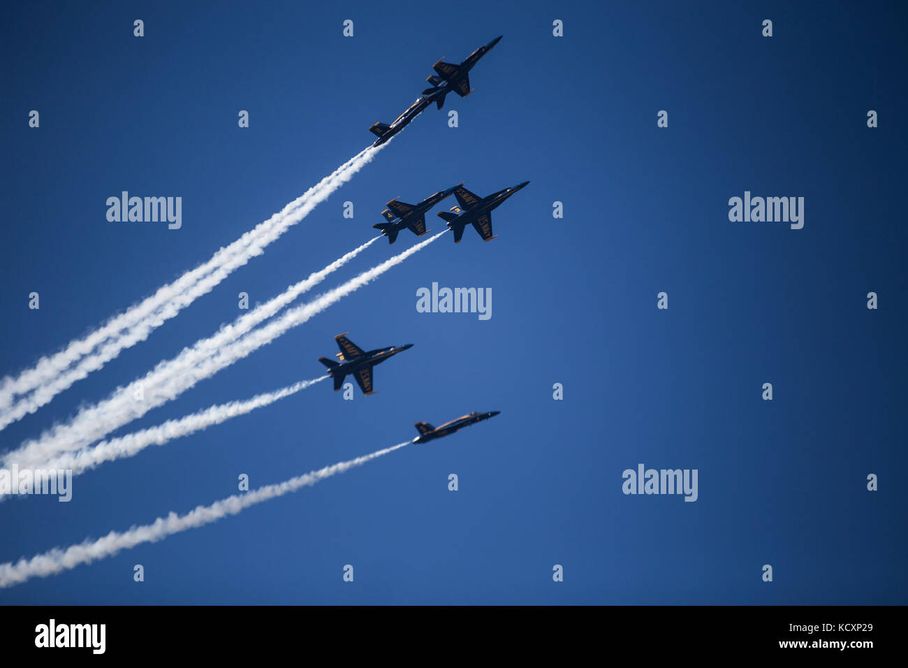 Us Navy Blue Angels führen Sie eine Antenne Handlungsfähigkeit in einem Air Show in San Francisco Fleet Week 2017 Okt. 7. Während Ihrer aerobatic Demonstration der Blue Angles fly F/A-18 Hornet. San Francisco Fleet Week ist eine Möglichkeit für die amerikanische Öffentlichkeit ihre Marine Corps, Navy und der Coast Guard Teams zu treffen und America's Meer Dienstleistungen Erfahrung. Flotte Woche Marineangehörigen, Ausrüstung, Technologie und Fähigkeiten, mit einem Schwerpunkt auf humanitäre Hilfe und Katastrophenhilfe. (U.S. Marine Corps Foto von Lance Cpl. Adam Dublinske) Stockfoto