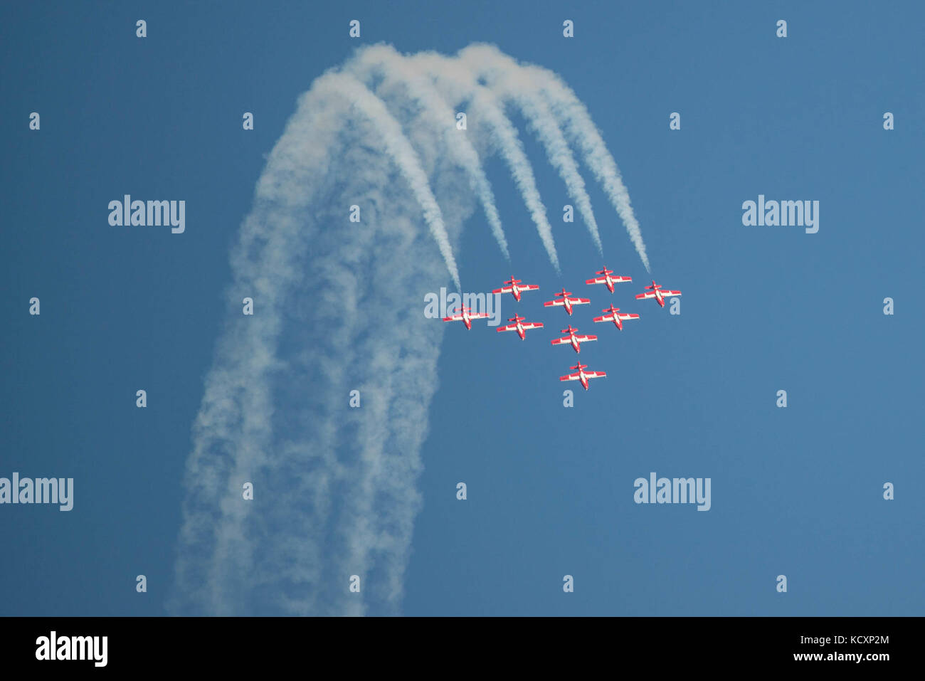 Die Kanadische Streitkräfte 431 Luft Demonstration Squadron, die "Snowbirds", fliegen in einem engen Delta formation während des San Francisco Fleet Woche Okt. 7, 2017. Die Snowbirds durchgeführt Nähe Luftakrobatik über der San Francisco Bay für den Genuss von Tausenden von unten beobachten. San Francisco Fleet Week ist eine Möglichkeit für die amerikanische Öffentlichkeit ihre Marine Corps, Navy und der Coast Guard Teams zu treffen und America's Meer Dienstleistungen Erfahrung. Flotte Woche Marineangehörigen, Ausstattung, Technik und Funktionen markieren, mit einem Schwerpunkt auf humanitäre Hilfe und Katastrophenhilfe. (U.S. Marine Cor Stockfoto