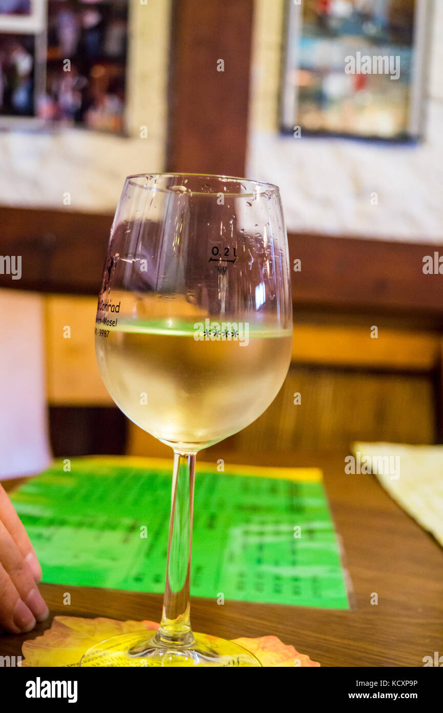 Ein Glas Weißer Riesling vom Weingut Conrad, Herbstfest herbst Weinfest, Enkirch, Mosel, Rheinland-Pfalz, Deutschland Stockfoto