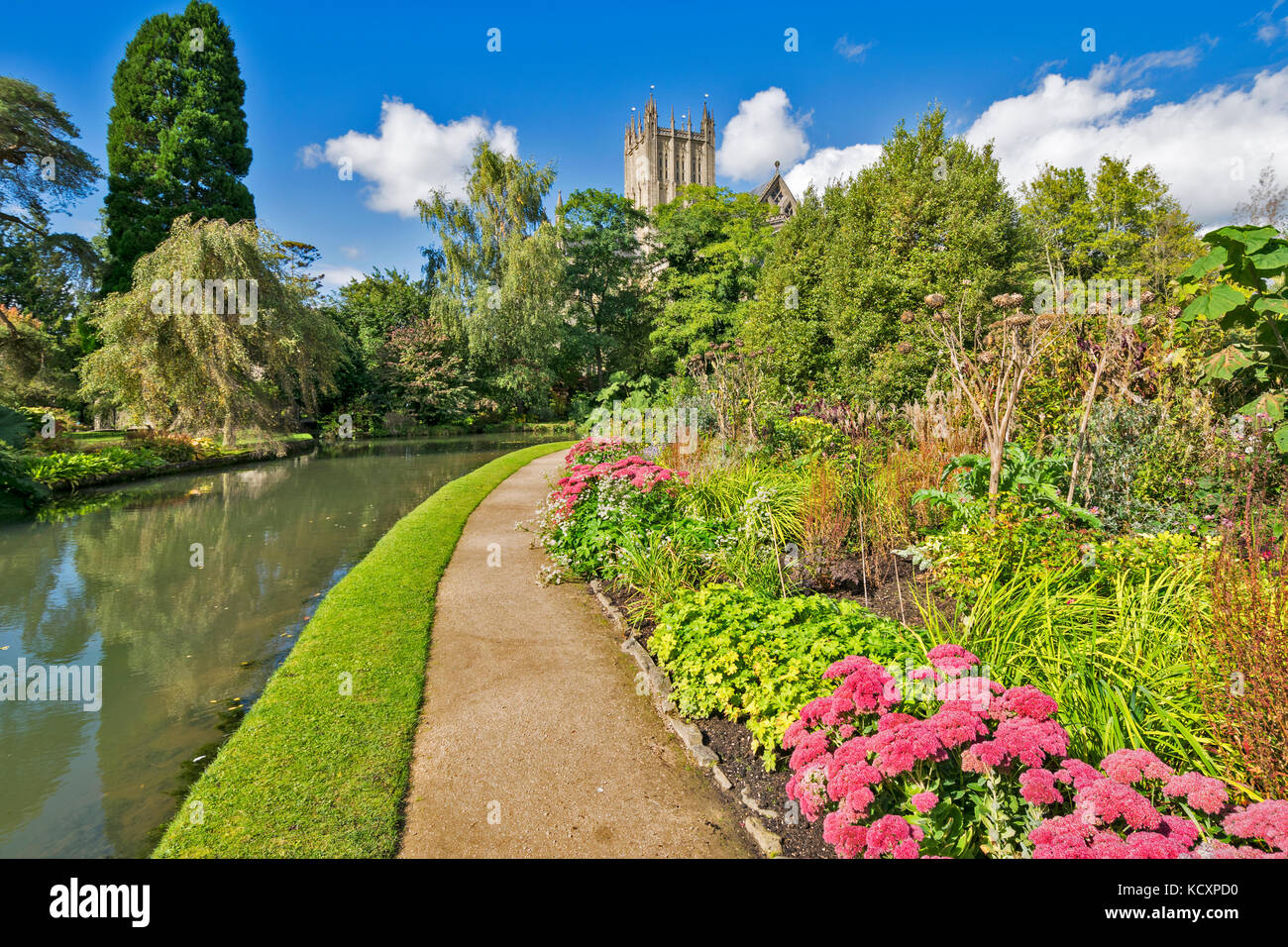 WELLS SOMERSET ENGLAND BISHOPS PALACE Gärten mit Turm der Kathedrale und Fuß weg neben dem BLUMENBEET UND GRABEN ODER GUT Stockfoto