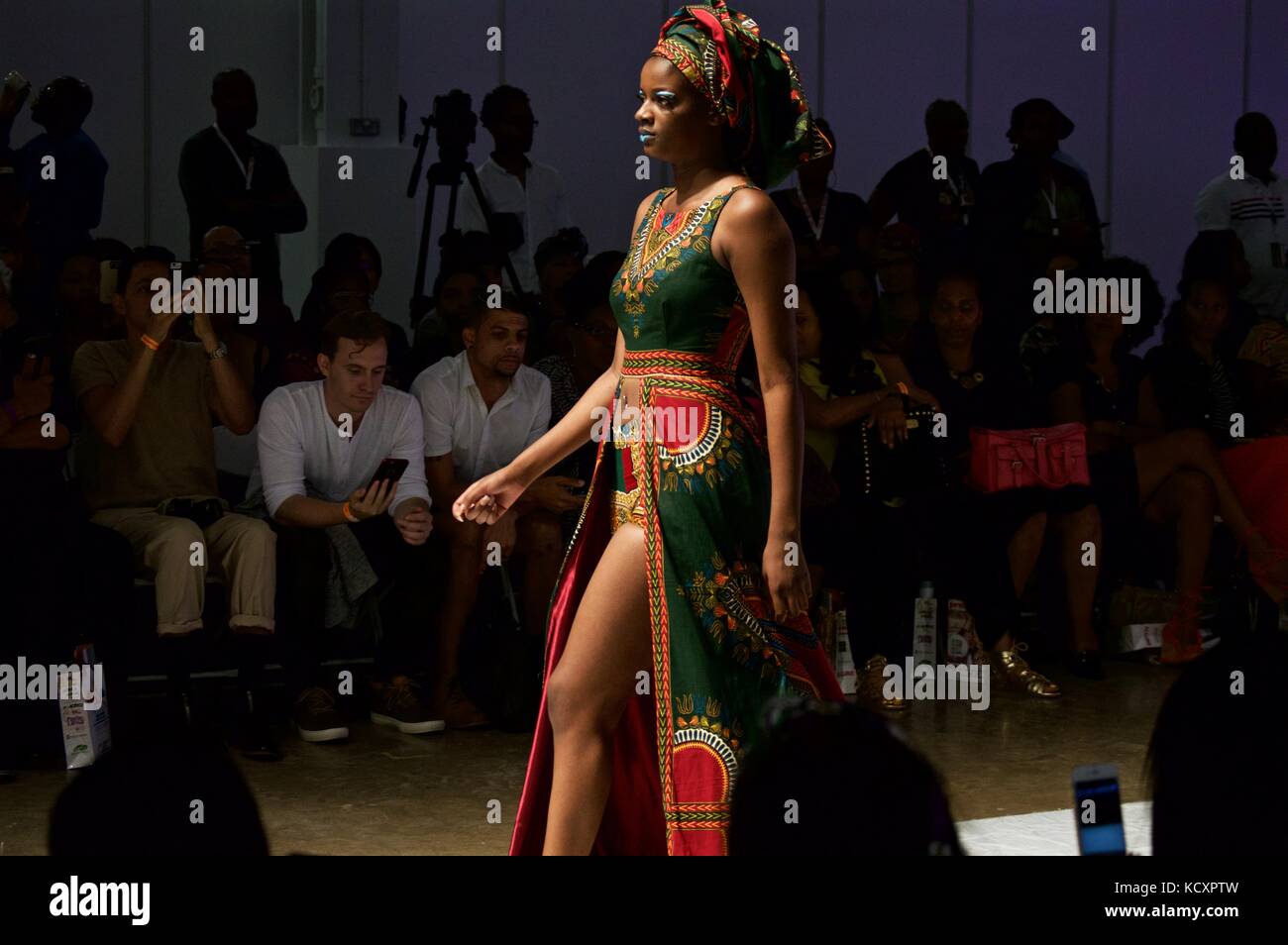 Modell auf der Landebahn, Afrika fashion week London 2016 Stockfoto