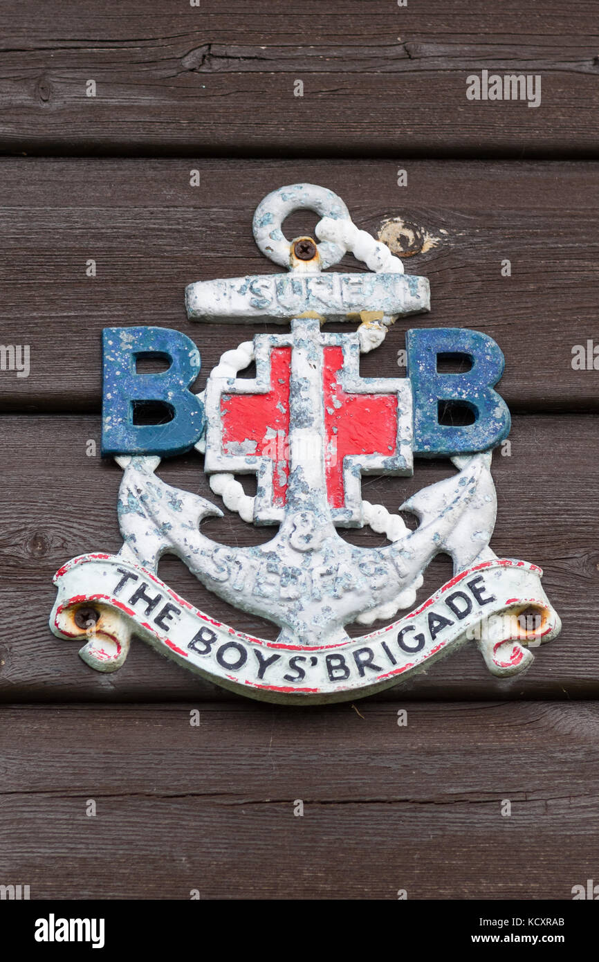 Boys Brigade Abzeichen und Motto "sicher und standfest" (stedfast Schreibweise) auf Boys Brigade Hütte, Portavadie, Argyll and Bute, Schottland, Großbritannien Stockfoto