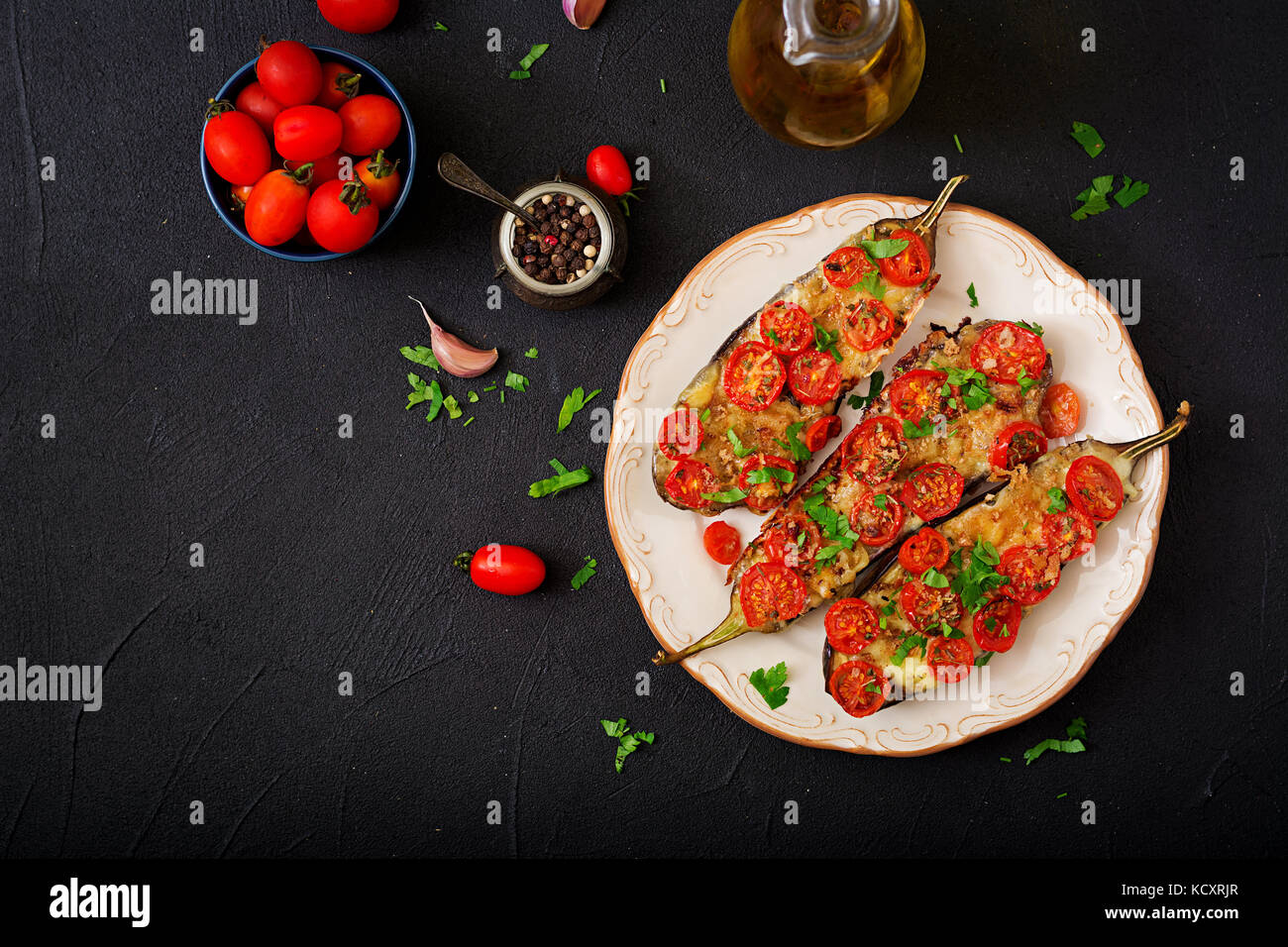 Gebackene Auberginen mit Mozzarella und Tomaten mit italienischen ...