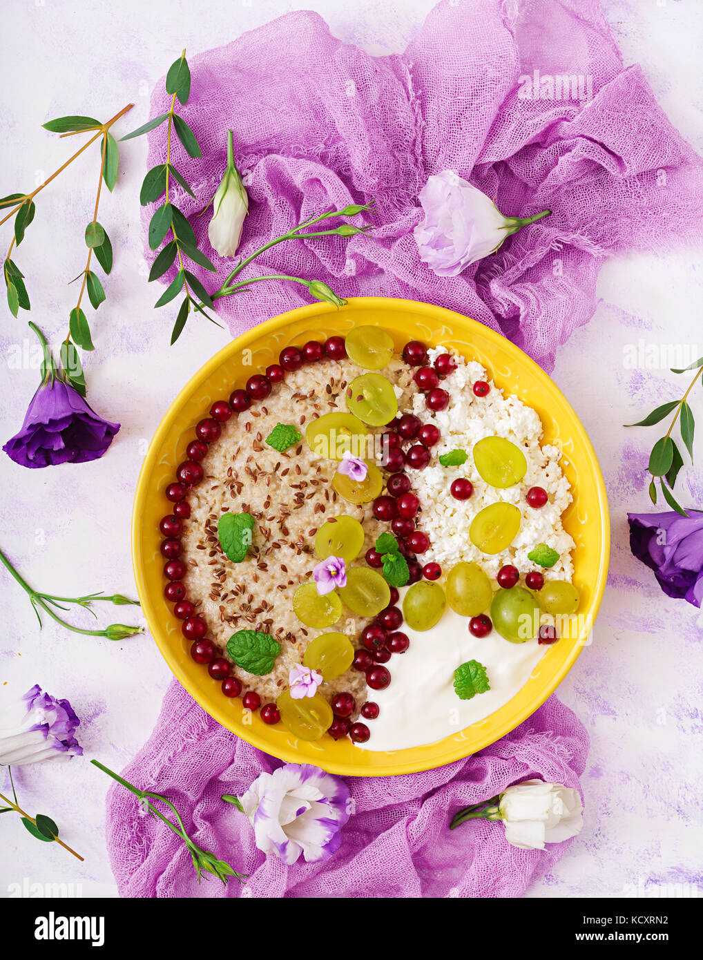 Lecker und gesund Haferflocken mit Trauben, Joghurt und Quark. gesundes Frühstück. fitness Nahrung. richtige Ernährung. Flach. Ansicht von oben. Stockfoto