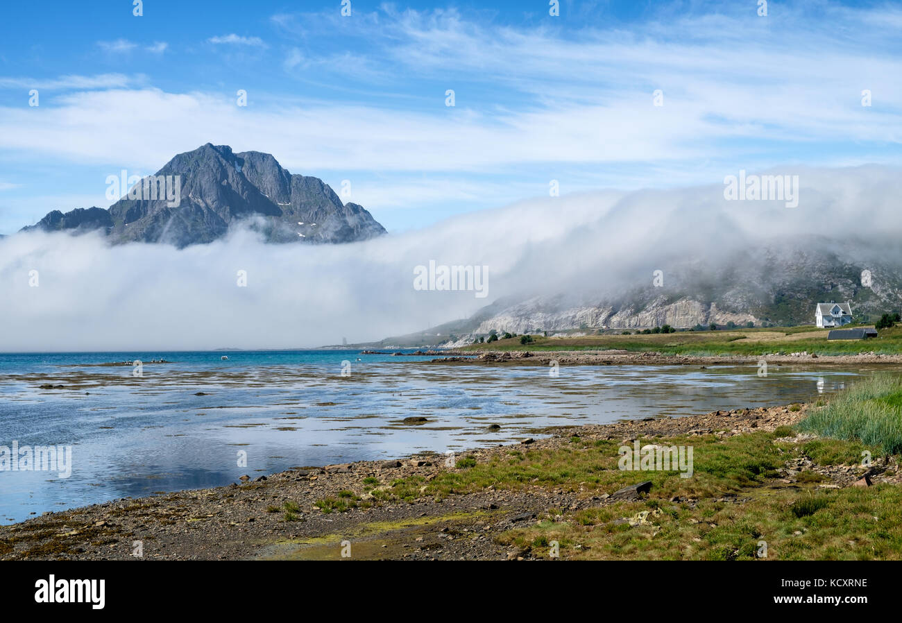 Blick vom Strand mit Bergen gegen den blauen Himmel in der lofoten, Norwegen Stockfoto