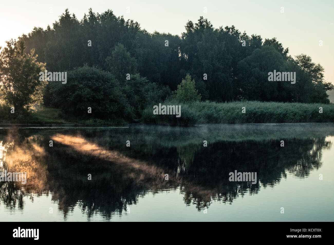 Schöne Sonnenstrahlen Reflexion über Seen Oberfläche. Stockfoto