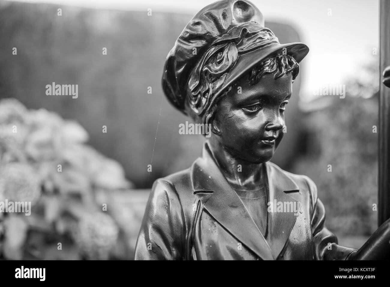 Black Metal oder bronze Garten Statue eines viktorianischen Mädchen mit einem Motorhaube Schwarz und Weiß (mono) Stockfoto