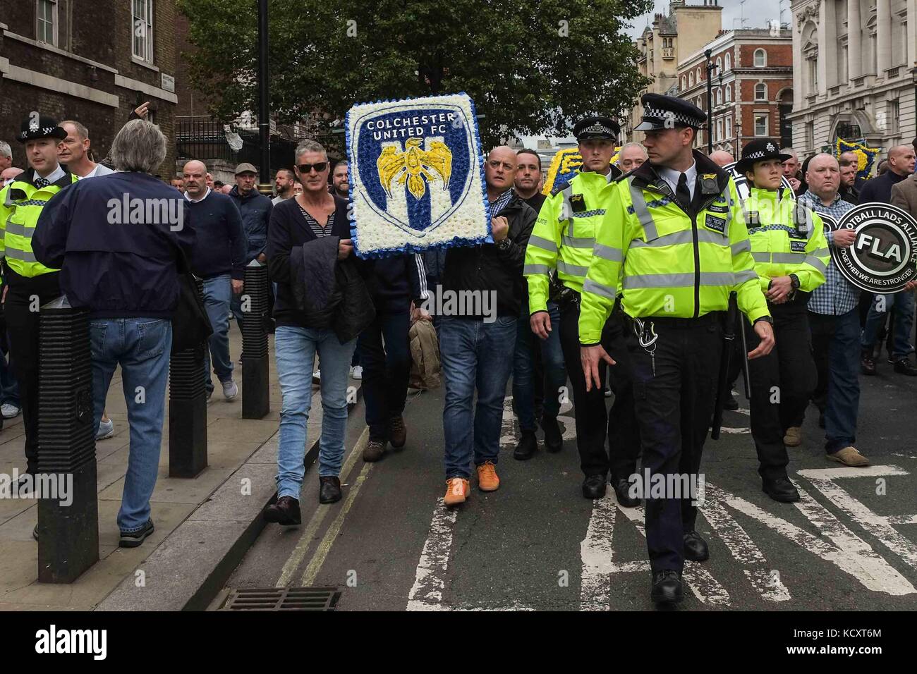 London, Großbritannien. 7. Okt 2017. Tausende von Fußballfans aus ganz Großbritannien März entlang Whitehall gegen alle Formen von extremiasm. Die Fußball-Jungs Alliance wurde kurz nach den Terroranschlägen in Manchester und London Bridge. Credit: Claire Doherty/Alamy leben Nachrichten Stockfoto