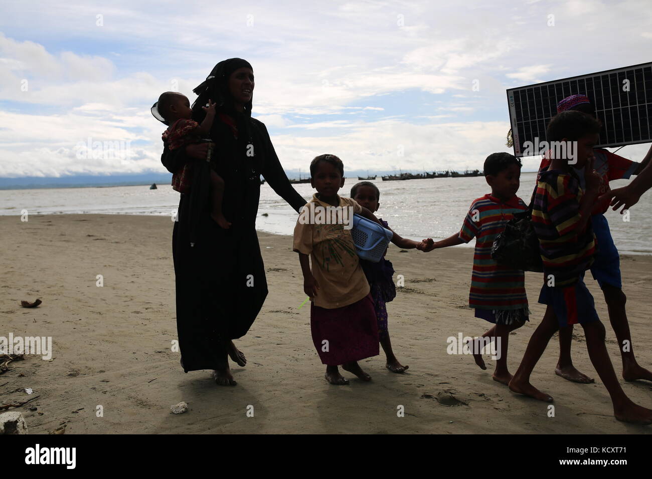 7. Oktober 2017 - Cox's Bazar, Bangladesch - SHAH PORI ISLAND, BANGLADESCH - 07. OKTOBER: Die Rohingya, die vor der laufenden Militäroperation im Staat Myanmar Rakhain geflohen sind, gehen auf der Insel Shah Pori entlang der Straße, um am 07. Oktober 2017 in das Flüchtlingslager auf der Insel Shah Pori in Bangladesch zu gehen. Bangladesch sagte, dass es eine der weltweit größten Flüchtlingskameras wäre, um alle 800.000 und mehr Rohingya-muslime zu beherbergen, die Asyl vor Gewalt in Myanmar gesucht haben. Quelle: Zakir Hossain Chowdhury/ZUMA Wire/Alamy Live News Stockfoto