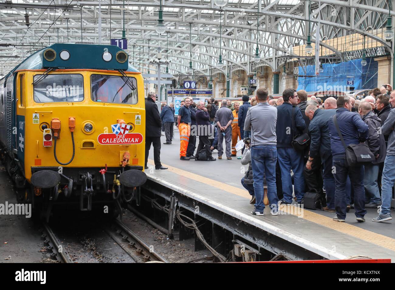 Der Hauptbahnhof von Glasgow, Glasgow, UK. 7. Okt 2017. Zum Goldenen Jubiläum der Class 50 Lokomotive eine spezielle commemorative Service in Glasgow Central von London Euston angekommen feiern. Kerben der Passanten und überraschte Passagiere gestoppt Fotos der Lok zu nehmen. Die Class 50 Lokomotive gezogen den Personenverkehr zwischen Glasgow und London während der 1960er und Mitte der 70er Jahre bei der Elektrifizierung der Strecke abgeschlossen wurde zurückgenommen wurden. © Garry Cornes/Alamy leben Nachrichten Stockfoto