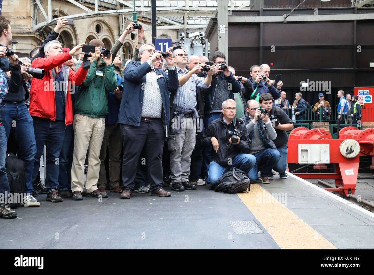 Der Hauptbahnhof von Glasgow, Glasgow, UK. 7. Okt 2017. Zum Goldenen Jubiläum der Class 50 Lokomotive eine spezielle commemorative Service in Glasgow Central von London Euston angekommen feiern. Kerben der Passanten und überraschte Passagiere gestoppt Fotos der Lok zu nehmen. Die Class 50 Lokomotive gezogen den Personenverkehr zwischen Glasgow und London während der 1960er und Mitte der 70er Jahre bei der Elektrifizierung der Strecke abgeschlossen wurde zurückgenommen wurden. © Garry Cornes/Alamy leben Nachrichten Stockfoto