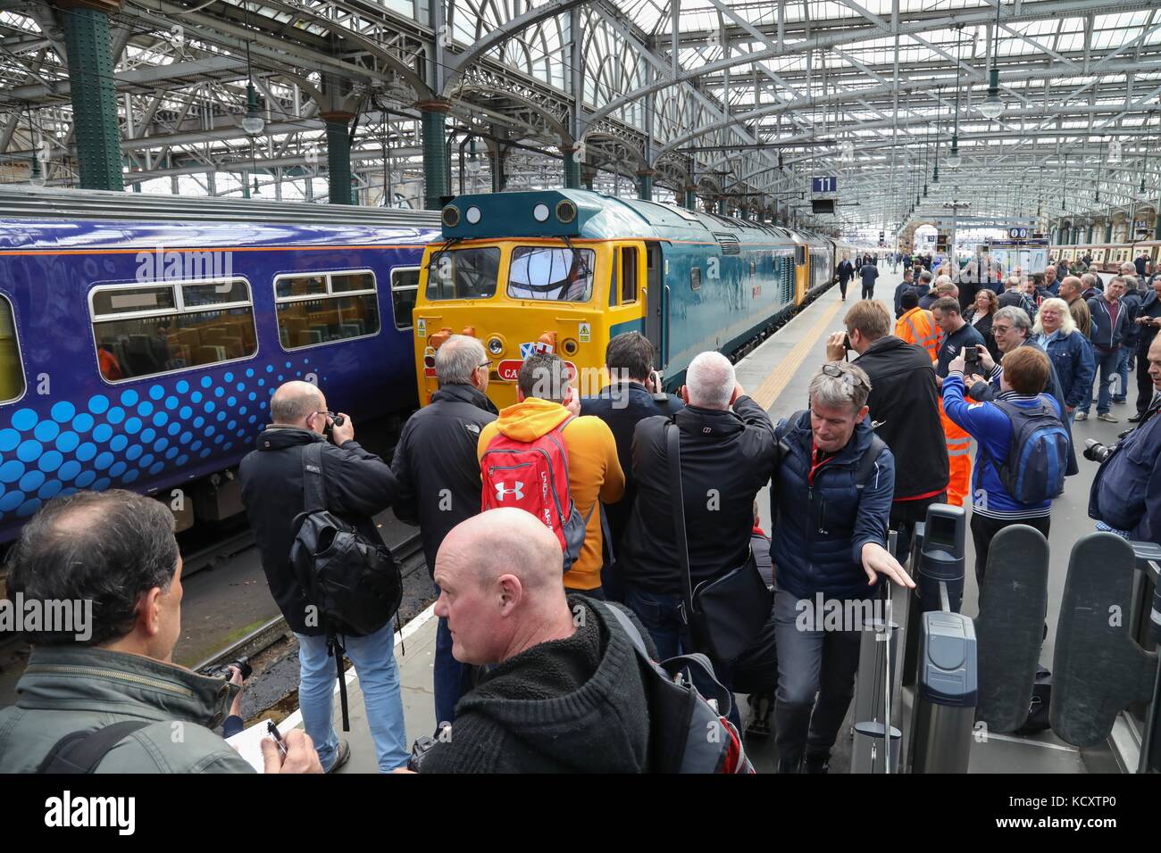 Der Hauptbahnhof von Glasgow, Glasgow, UK. 7. Okt 2017. Zum Goldenen Jubiläum der Class 50 Lokomotive eine spezielle commemorative Service in Glasgow Central von London Euston angekommen feiern. Kerben der Passanten und überraschte Passagiere gestoppt Fotos der Lok zu nehmen. Die Class 50 Lokomotive gezogen den Personenverkehr zwischen Glasgow und London während der 1960er und Mitte der 70er Jahre bei der Elektrifizierung der Strecke abgeschlossen wurde zurückgenommen wurden. © Garry Cornes/Alamy leben Nachrichten Stockfoto