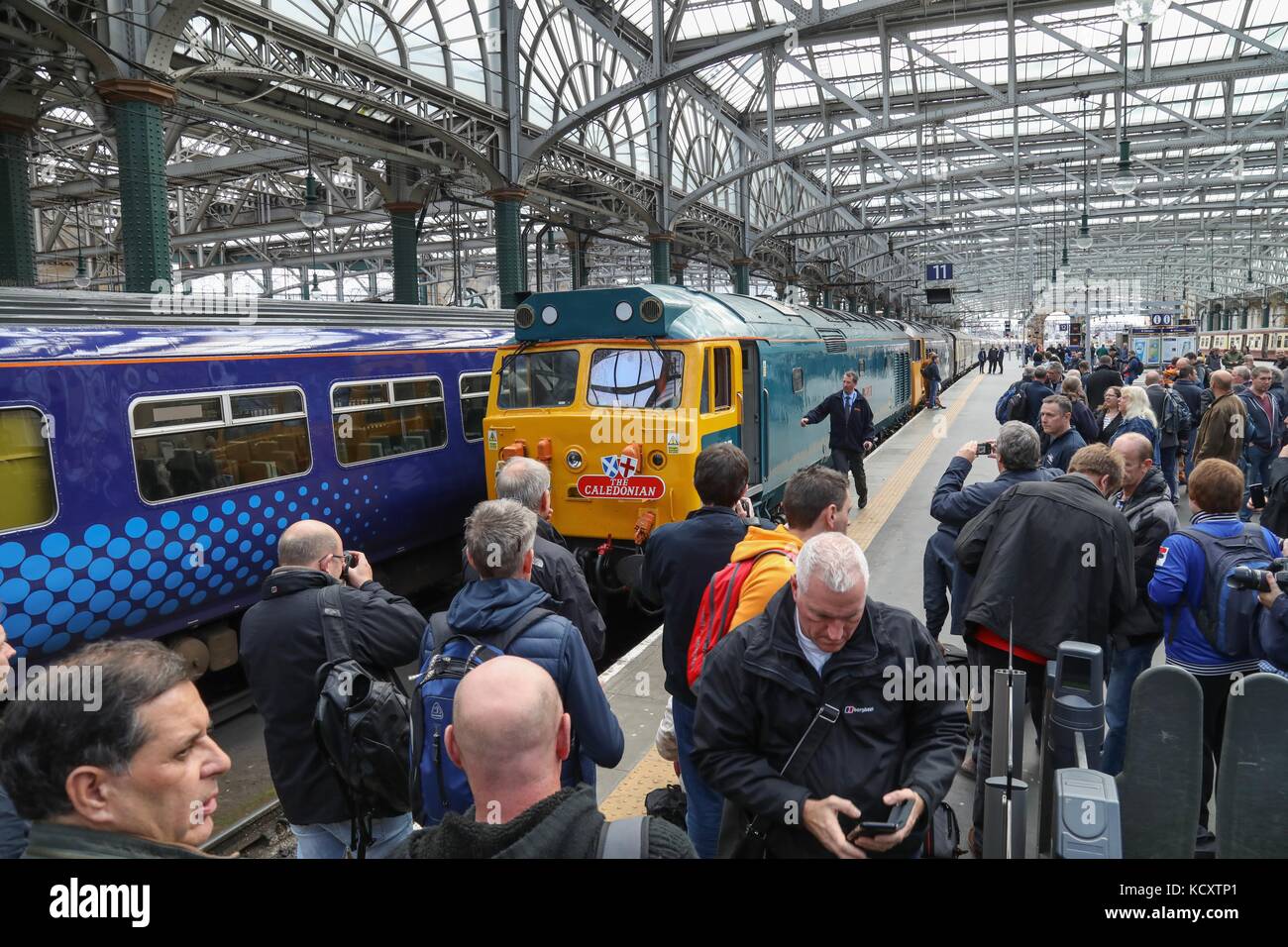 Der Hauptbahnhof von Glasgow, Glasgow, UK. 7. Okt 2017. Zum Goldenen Jubiläum der Class 50 Lokomotive eine spezielle commemorative Service in Glasgow Central von London Euston angekommen feiern. Kerben der Passanten und überraschte Passagiere gestoppt Fotos der Lok zu nehmen. Die Class 50 Lokomotive gezogen den Personenverkehr zwischen Glasgow und London während der 1960er und Mitte der 70er Jahre bei der Elektrifizierung der Strecke abgeschlossen wurde zurückgenommen wurden. © Garry Cornes/Alamy leben Nachrichten Stockfoto