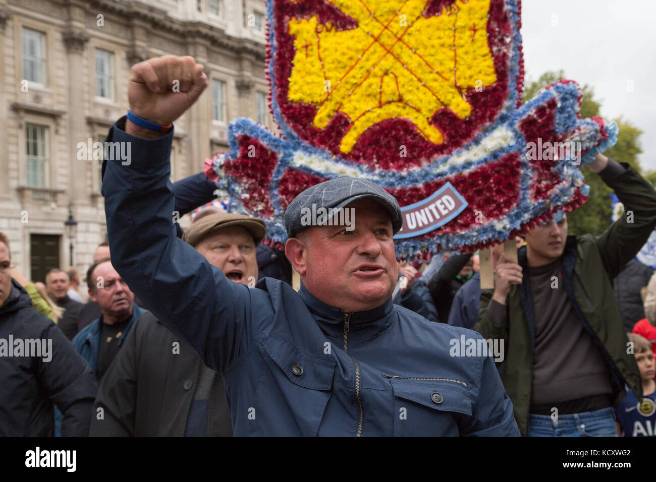 London, Großbritannien. 7. Okt 2017. Demonstranten nehmen an einem Marsch durch die Fußball-Jungs Alliance (FLA), von Pall Mall, die Westminster Bridge. Credit: Thabo Jaiyesimi/Alamy leben Nachrichten Stockfoto