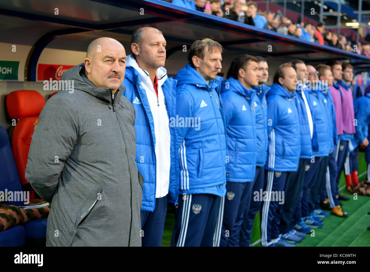 Moskau, Russland. 7th Oktober 2017. Der Trainer der russischen Fußballnationalmannschaft Stanislav Tschertschesow mit Trainern und Verwaltungsmitarbeitern der russischen Nationalmannschaft vor dem internationalen Testspiel gegen Südkorea im Stadion der VEB Arena in Moskau. Quelle: Alizada Studios/Alamy Live News Stockfoto